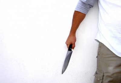 آسيوي يقتل زميله بالسكن طعنا بالظهر ويبرر جريمته بالدفاع عن النفس