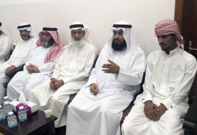  رئيس مجلس الأوقاف السنية د.الهاجري يتفقد أسرة إمام مسجد بن شدة