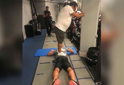 زلاتان ينشر صورة ومزحة مع وكيل أعماله