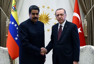 إردوغان يؤكد دعمه لمادورو بعد "الاعتداء" الذي استهدفه