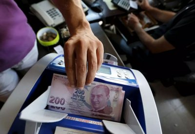 الليرة التركية تعوض بعض خسائرها بعد موجة انخفاض قياسية