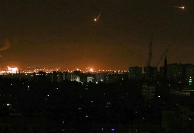 غزة.. إطلاق 70 صاروخا على مستوطنات إسرائيلية 