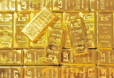الذهب يرتفع مع تخلي الدولار عن مكاسبه الأولية