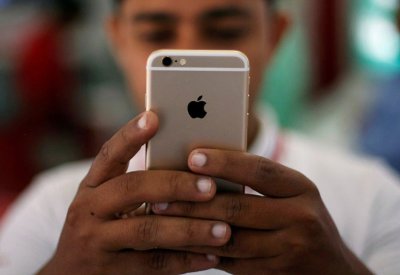 "الإصابة بالعمى"...خطر جديد من استخدام الجوال
