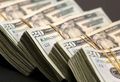 الدولار يصعد إلى أعلى مستوياته في 13 شهرا