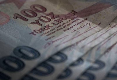 الليرة التركية تهوي باليورو لأدنى مستوى أمام الدولار
