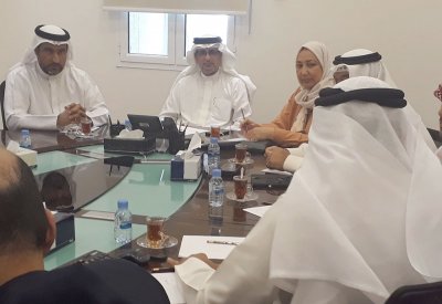 "البلديات" تجتمع بتجار سوق جدحفص وتناقش معهم تحسين وضع السوق 