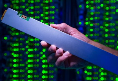 Intel تكشف عن أول ذاكرة SSD تخزينية على شكل مسطرة بحجم 32 تيرابايت