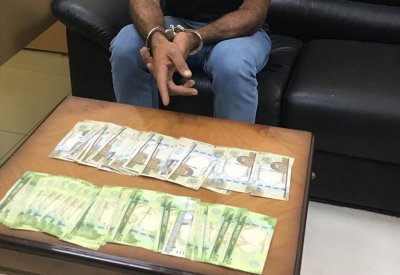 القبض مشتبه به لقيامه بسرقة عدد من المحلات وإشعال الحريق في إحداها