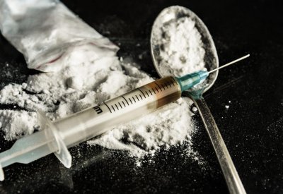 ضبط متعاطي مخدرات يترنح في طرق عام والمحكمة تحبسه سنة