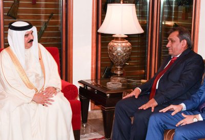 جلالة الملك يستقبل الشاعر محمد هادي الحلواجي