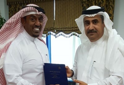 النائب العام يتسلم نسخة من رسالة الدكتوراه للمستشار أحمد الحمادي‎