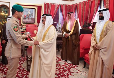 جلالة الملك يستقبل سمو الشيخ ناصر بن حمد والملازم عبد الله السيد عطية