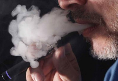 تقرير يوصي بتشجيع السيجارة الإلكترونية.. ويكشف مزاياها