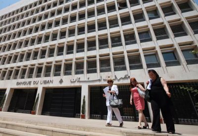 بنوك لبنانية تسعى لجذب الدولارات للحفاظ على ربط العملة
