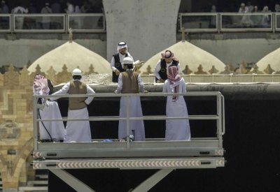 160 عاملا يستبدلون كسوة الكعبة المشرفة
