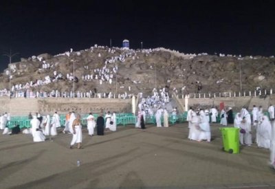 الحجاج يبدؤون الصعود على عرفات بعد المبيت في منى