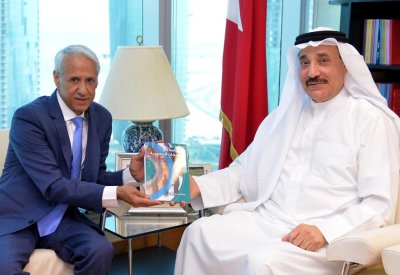 وزير العمل يتسلم نسخ من مؤلفات الكاتب صالح حسين