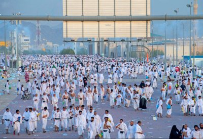 الحجاج ينفرون من عرفات إلى مزدلفة
