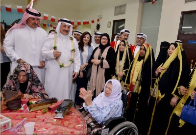 وزير العمل يشارك فرحة العيد نزلاء دار بنك البحرين للمسنين