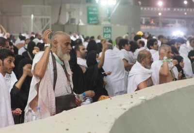 الحجاج يبدؤون رمي الجمرات في أول أيام العيد