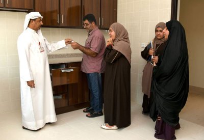 "الإسكان" تواصل تسليم مفاتيح وحدات مجمع 609 بسترة ثالث أيام العيد