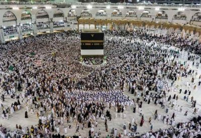 أمير مكة: رحبنا بالحجاج القطريين لكن الدوحة منعتهم