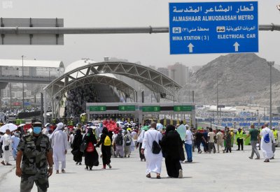 ضيوف الرحمن يرمون جمراتهم الأخيرة قبل طواف الوداع 