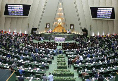 برلمان إيران يعزل وزير الاقتصاد