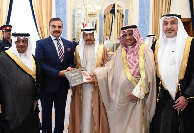 سمو رئيس الوزراء يستقبل أبناء المرحوم الوجيه عبداللطيف سليمان الناصر
