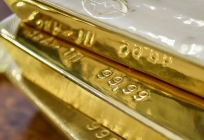 الذهب يحوم حول 1200 دولاراً مع استقرار الدولار