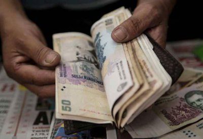 هبوط حاد للبيزو والأرجنتين تبيع احتياطات وتطلب المساعدة