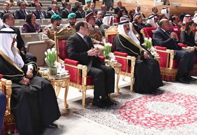 ملك البلاد والرئيس المصري يقومان بزيارة الى متحف البحرين الوطني