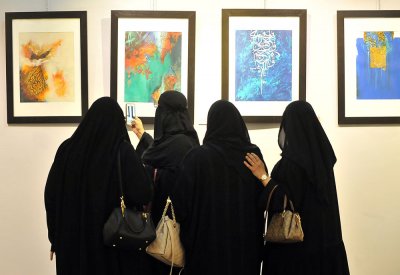 التشكيلية رجاء الشافعي تقدم الهوية العربية والإسلامية 