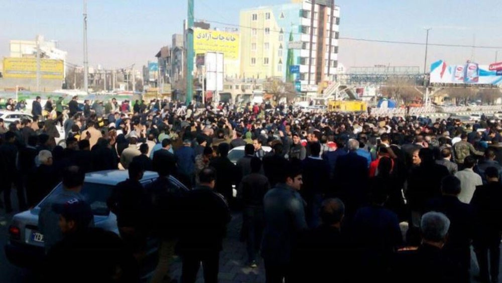 إيران.. مظاهرات عارمة واشتباكات عنيفة مع الأمن