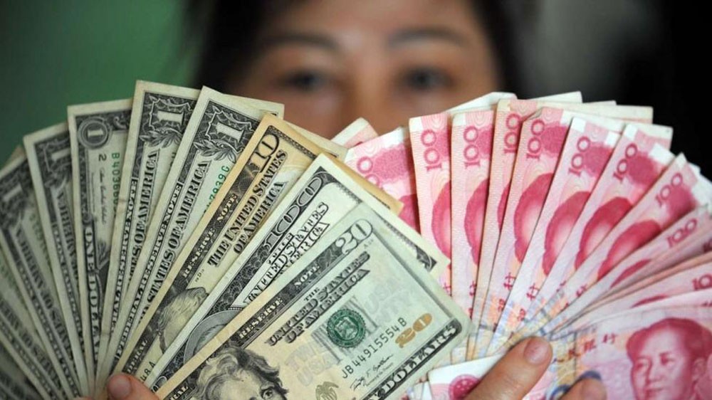 اليوان يبلغ أقل سعر في 14 شهراً مع تكثيف ترامب الضغط على بكين