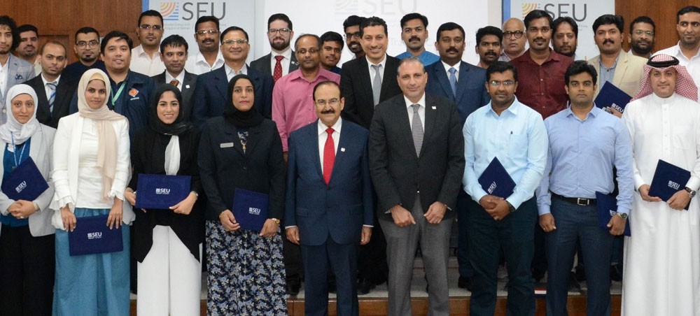 وزير الكهرباء يمنح الشهادات المعتمدة لتركيب الطاقة الشمسية