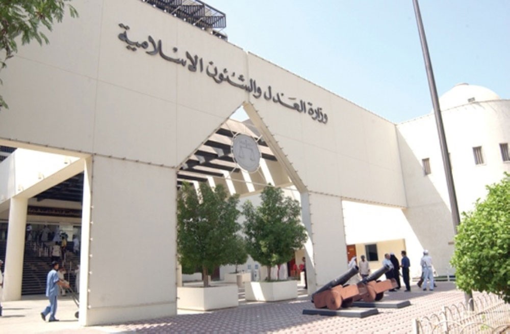 بدء محاكمة عصابة تزرع وتجلب وتبيع المخدرات في المملكة بينهم سيدة