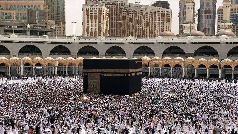 شاهد بالصور.. استعراض كسوة الكعبة المشرفة لهذا العام