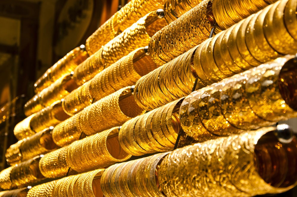 الذهب يتخلى عن مكاسبه المبكرة مع ارتفاع الدولار
