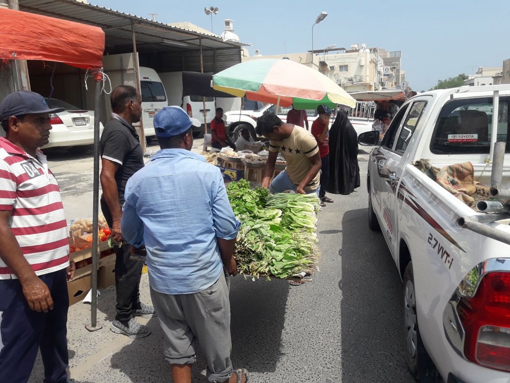 بلدية "الشمالية" تداهم الباعة الجائلين وتزيل ١٤ فرشة