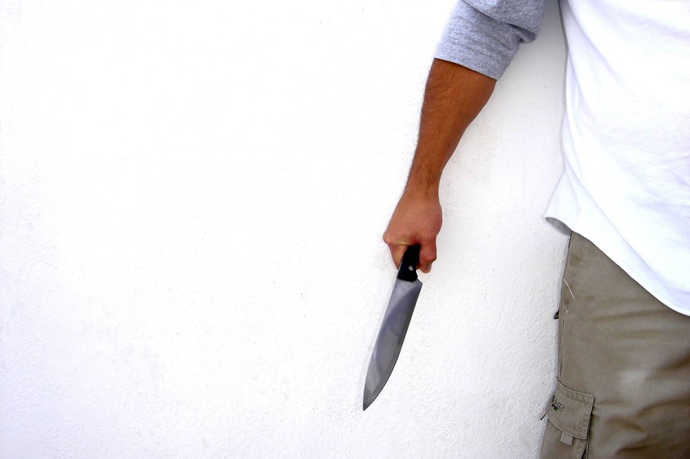آسيوي يقتل زميله بالسكن طعنا بالظهر ويبرر جريمته بالدفاع عن النفس
