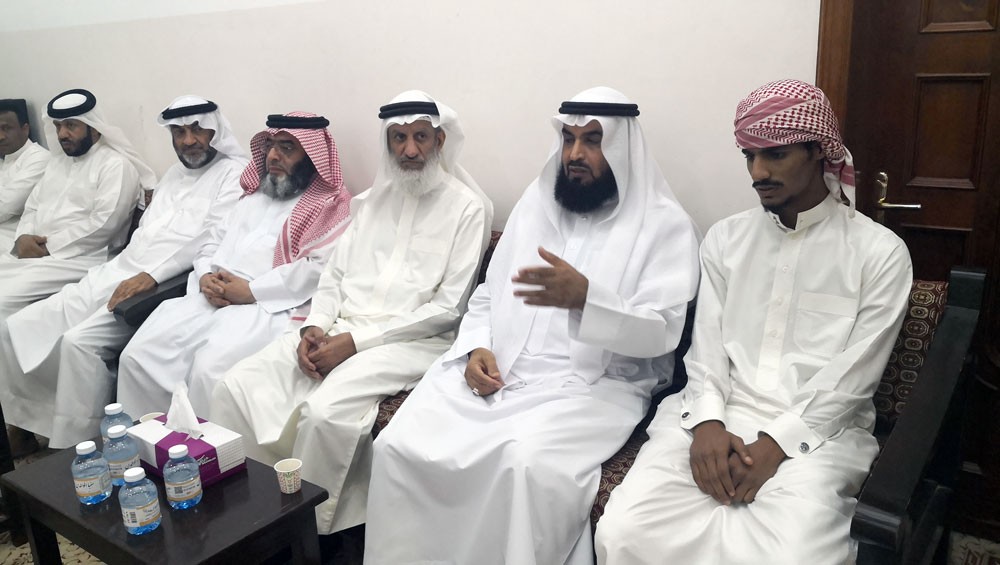  رئيس مجلس الأوقاف السنية د.الهاجري يتفقد أسرة إمام مسجد بن شدة