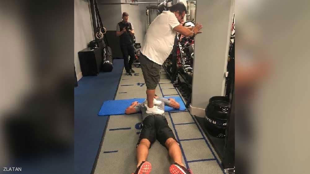زلاتان ينشر صورة ومزحة مع وكيل أعماله