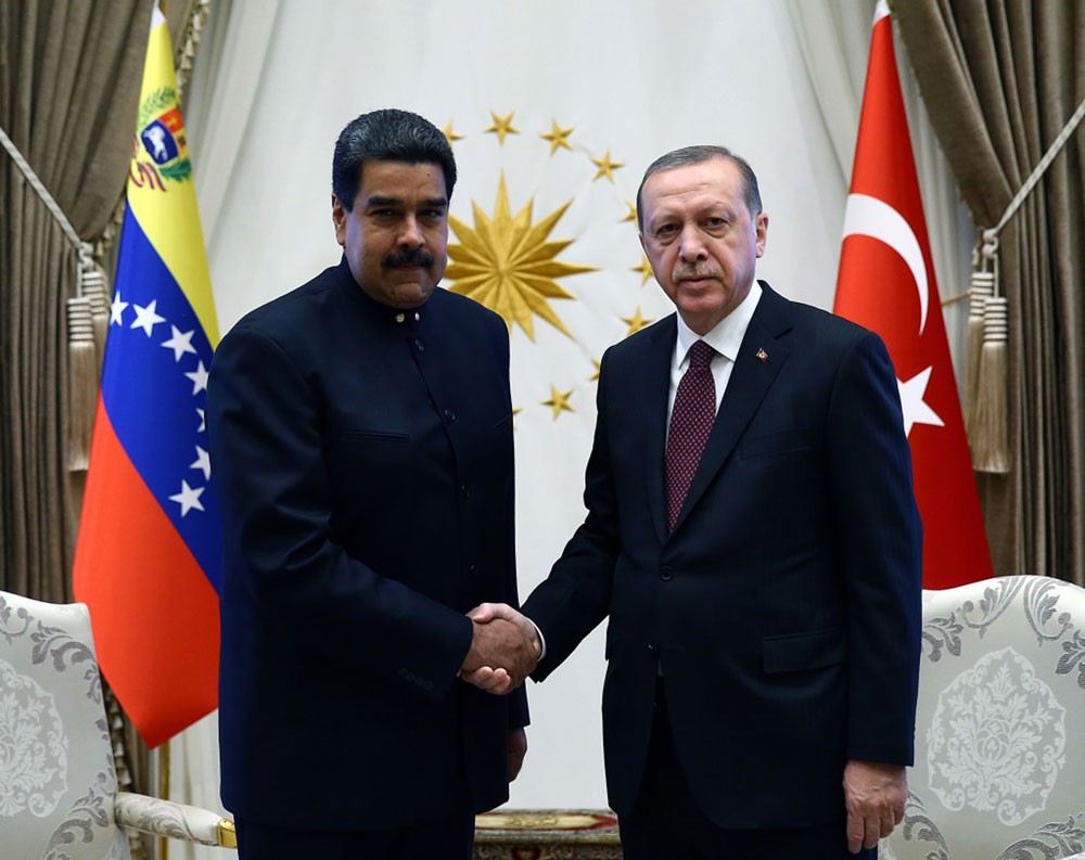 إردوغان يؤكد دعمه لمادورو بعد "الاعتداء" الذي استهدفه