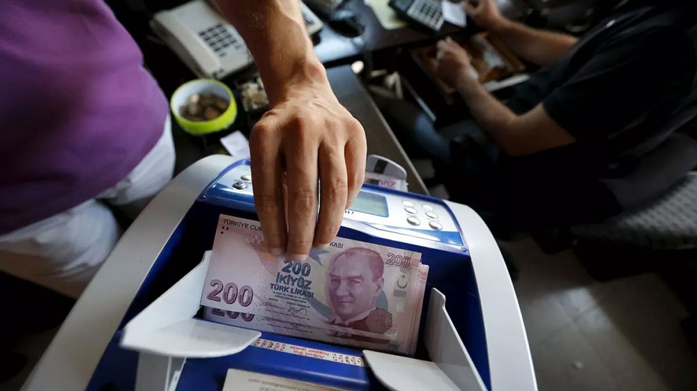 الليرة التركية تعوض بعض خسائرها بعد موجة انخفاض قياسية