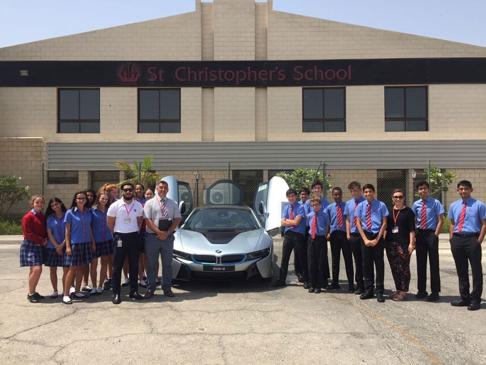 السيارات الأوروبية تعرض BMW i8 أمام طلاب مدرسة سانت كريستوفر