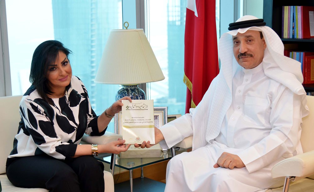 وزير العمل والتمية الاجتماعية يشيد بإصدار "الشيخوخة النشطة" للكاتبة أحلام القاسمي
