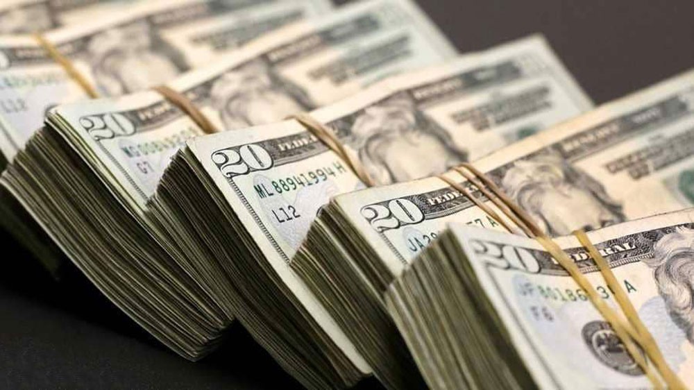 الدولار يصعد إلى أعلى مستوياته في 13 شهرا