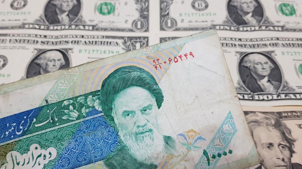 إيران.. ارتفاع سعر الدولار مجدداً وتهديد بإعدام تجار